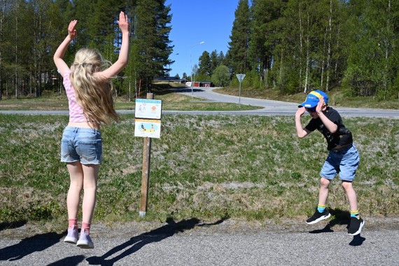 En bild som visar utomhus, träd, person, fotbeklädnader

Automatiskt genererad beskrivning