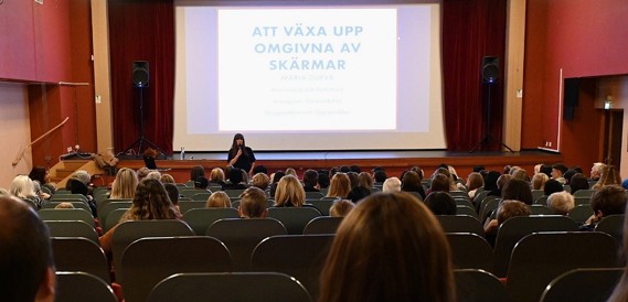 En bild som visar inomhus, Konferenssal, Konvent, byggnad

Automatiskt genererad beskrivning